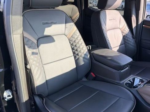 Used 2024 GMC Canyon Denali image 21