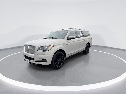 Used 2024 Lincoln Navigator L Reserve w/ Monochromatic Package AWD/4WD image 4