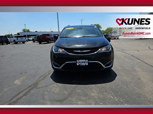 Used 2018 Chrysler Pacifica Touring-L w/ Advanced Safetytec Group FWD image 12