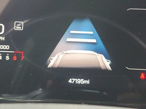 Used 2025 GMC Yukon Denali RWD image 13