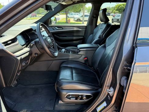 Used 2022 Jeep Grand Cherokee Overland w/ Luxury Tech Group IV AWD/4WD image 14