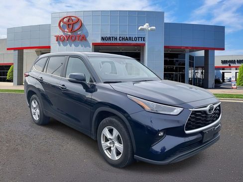 Used 2023 Toyota Highlander LE image 3