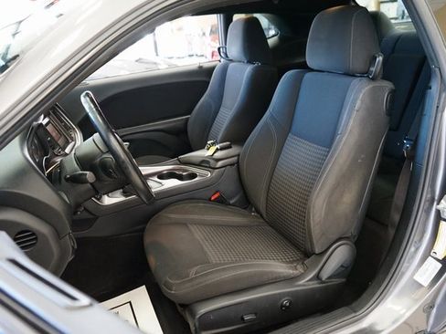 Used 2016 Dodge Challenger SXT image 2