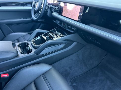 Certified 2025 Porsche Cayenne Coupe AWD/4WD image 16