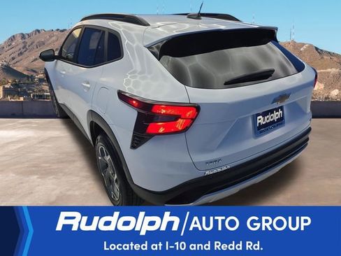 Used 2025 Chevrolet Trax LT w/ LT Convenience Package FWD image 3