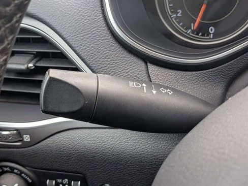 Certified 2019 Jeep Cherokee Latitude Plus w/ Comfort/Convenience Group FWD image 28