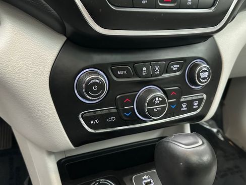 Used 2021 Jeep Cherokee Latitude Lux w/ Sun & Sound Group AWD/4WD image 29