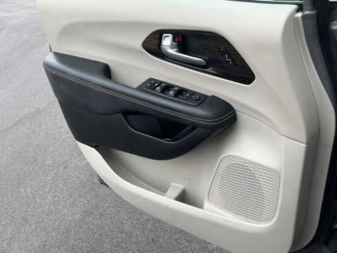 Used 2023 Chrysler Pacifica Limited image 18