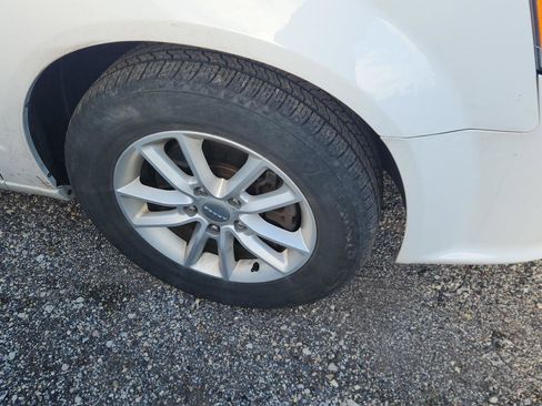 Used 2019 Dodge Grand Caravan SXT image 2