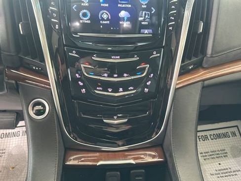 Used 2019 Cadillac Escalade Premium Luxury AWD/4WD image 13