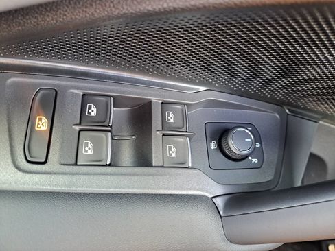 Used 2025 Volkswagen Tiguan SE R-Line FWD image 16