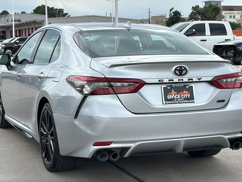 Used 2022 Toyota Camry XSE FWD image 3