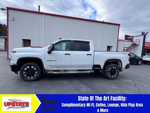 Used 2020 Chevrolet Silverado 2500 Custom w/ Custom Value Package image 3