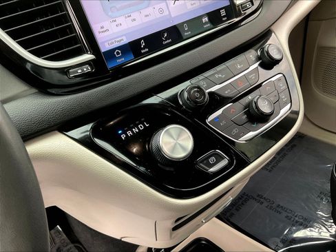 Used 2024 Chrysler Pacifica Touring-L FWD image 16