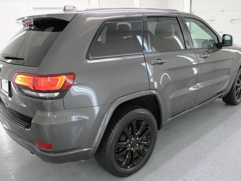 Used 2019 Jeep Grand Cherokee Altitude AWD/4WD image 10