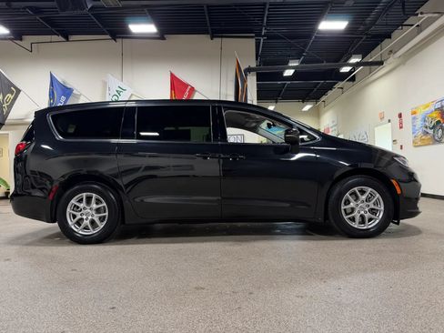 Used 2023 Chrysler Pacifica Touring-L FWD image 4
