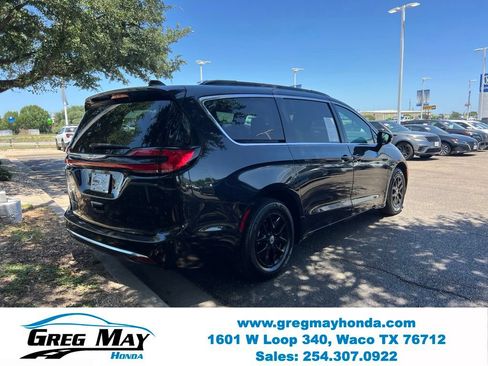 Used 2022 Chrysler Pacifica Touring-L FWD image 8