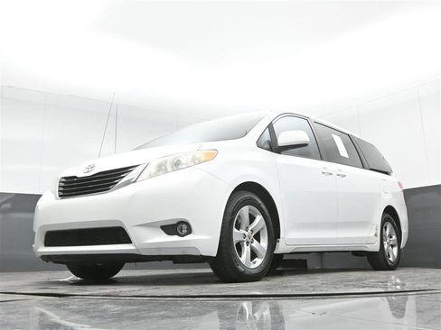 Used 2012 Toyota Sienna LE image 31