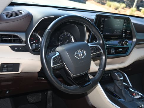 Certified 2020 Toyota Highlander XLE image 9