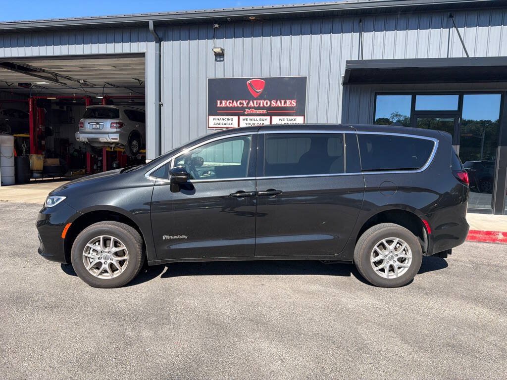 Used 2024 Chrysler Pacifica Touring FWD image 2