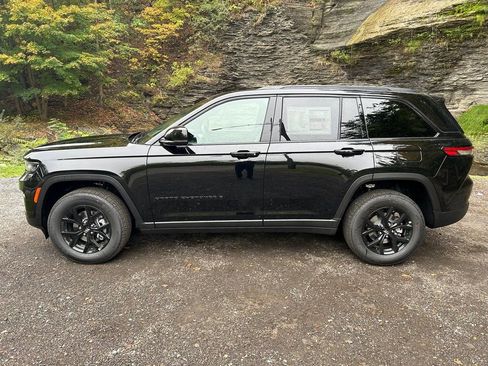 New 2025 Jeep Grand Cherokee Altitude image 2