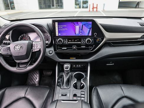 Used 2023 Toyota Highlander XLE FWD image 2