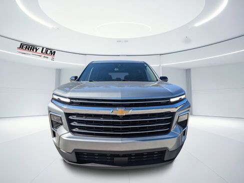 Used 2025 Chevrolet Traverse LT image 7