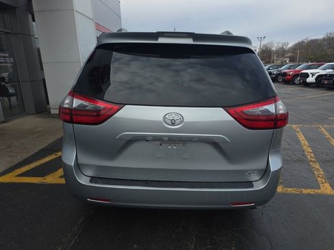 Used 2020 Toyota Sienna XLE image 4