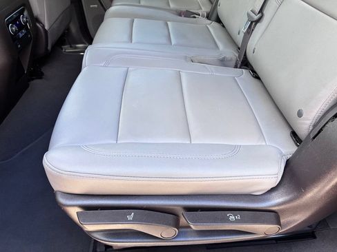 Used 2024 Chevrolet Suburban LT RWD image 15