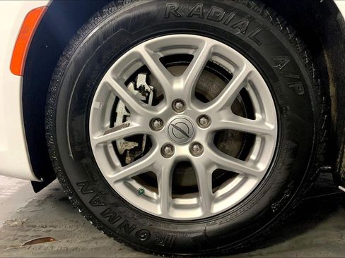 Used 2023 Chrysler Pacifica Touring-L FWD image 9