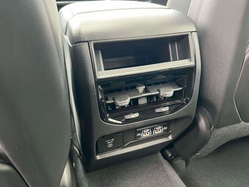 Used 2025 Jeep Grand Cherokee Altitude image 29