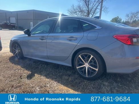 Used 2022 Honda Civic Touring image 2