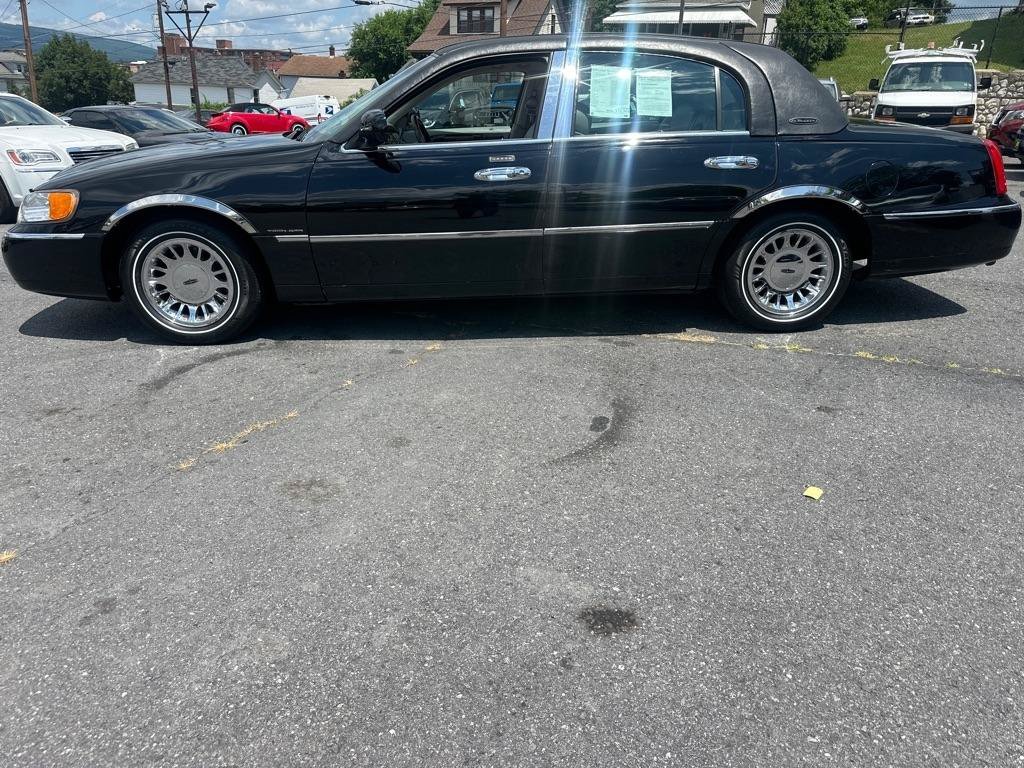 Used 2002 Lincoln Town Car Cartier RWD image 3
