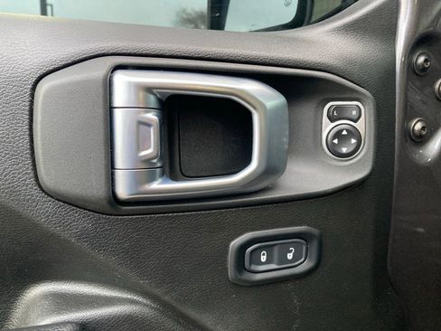 Used 2024 Jeep Wrangler Rubicon image 12