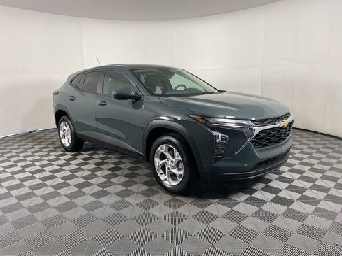 Certified 2025 Chevrolet Trax LS w/ LS Convenience Package FWD image 13