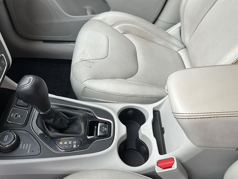 Used 2019 Jeep Cherokee Limited AWD/4WD image 36