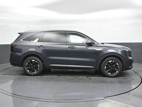 Used 2024 Kia Sorento S FWD image 3