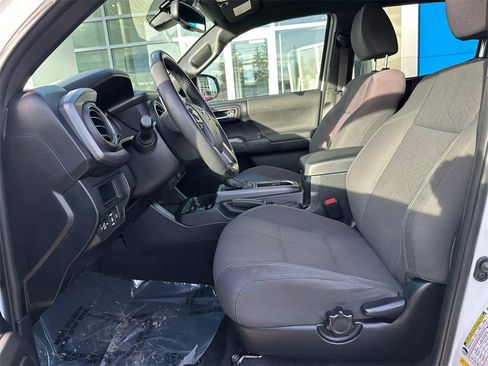 Used 2018 Toyota Tacoma TRD Sport image 19