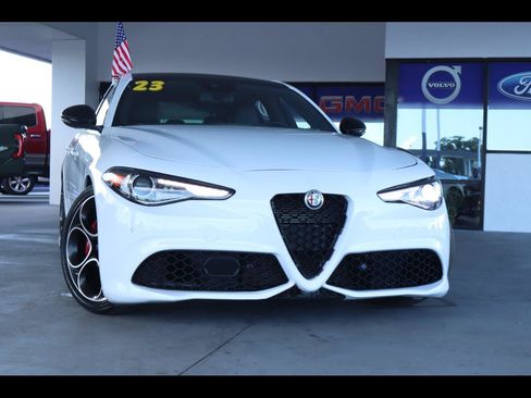 Used 2023 Alfa Romeo Giulia Veloce RWD image 1