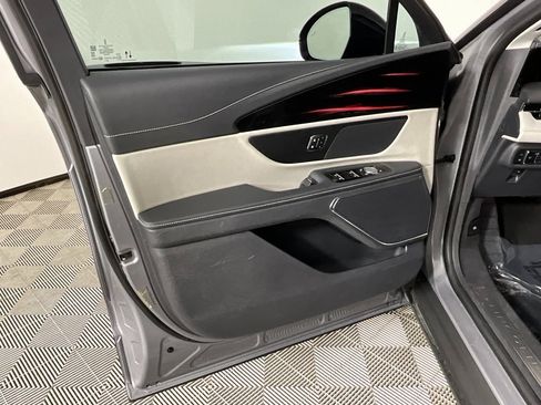 Used 2025 Lincoln Nautilus Premier image 18