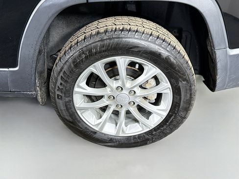 Used 2019 Jeep Cherokee Latitude w/ Popular Appearance Group image 36