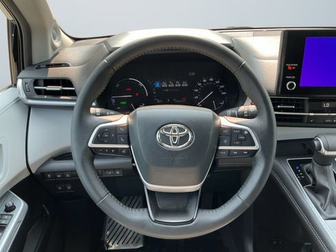 Used 2025 Toyota Sienna XLE w/ XLE Plus Package AWD/4WD image 13