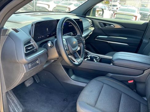 Used 2025 Chevrolet Traverse LT AWD/4WD image 2