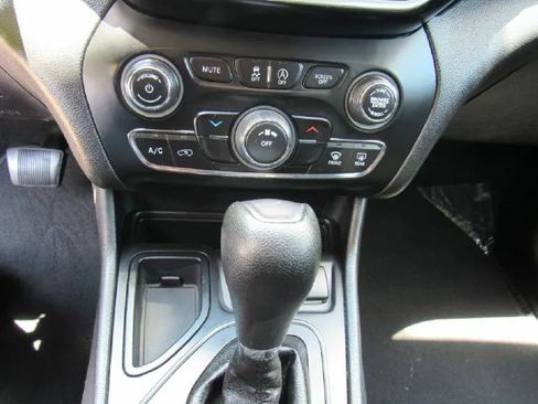 Used 2019 Jeep Cherokee Latitude w/ Popular Appearance Group FWD image 10