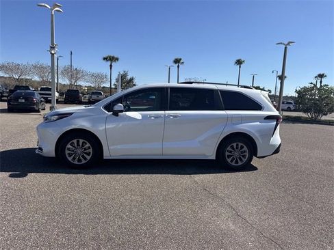 Used 2023 Toyota Sienna XLE image 7