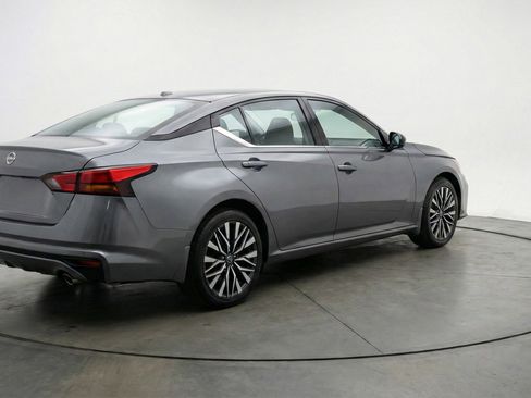 Used 2025 Nissan Altima 2.5 SV FWD image 9