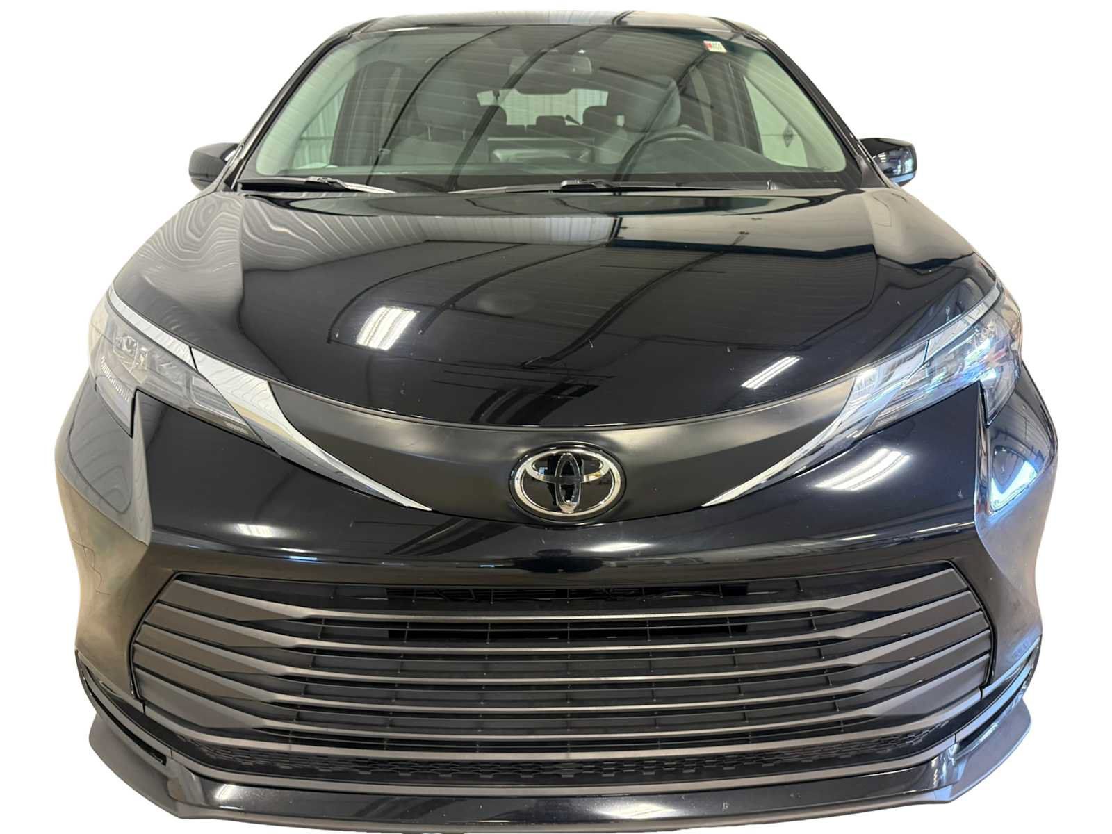 Used 2026 Toyota Sienna LE AWD/4WD image 3