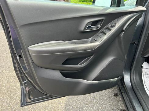 Used 2017 Chevrolet Trax LT w/ LT Convenience Package image 10