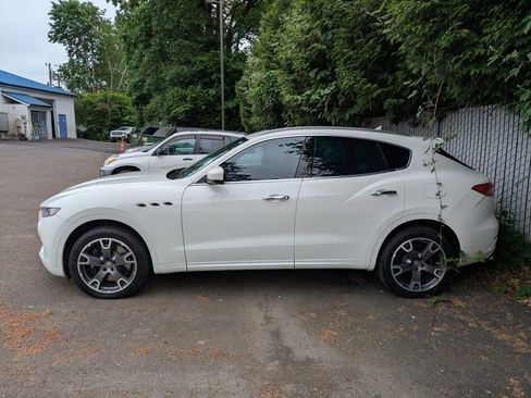 Used 2017 Maserati Levante S AWD/4WD image 2