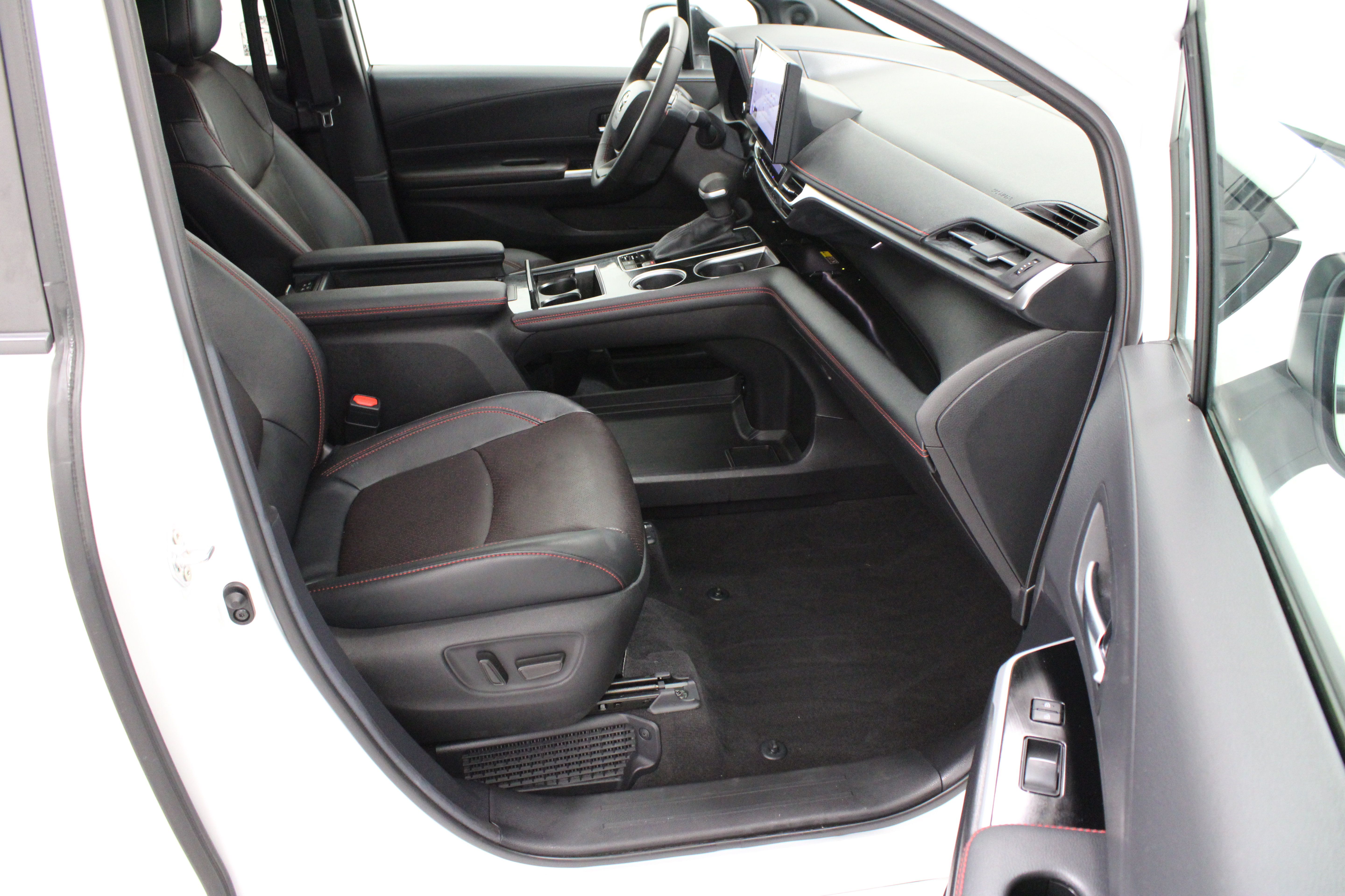 Used 2025 Toyota Sienna XSE w/ XSE Premium Package FWD image 40